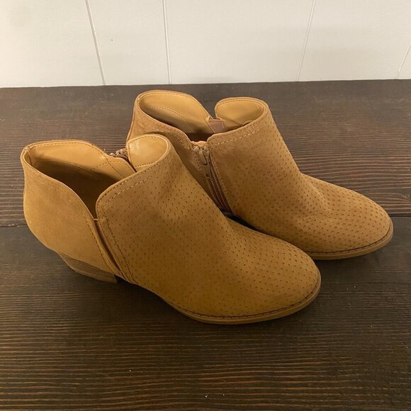 NWOT Fergie Bianca Ankle Boots/Booties. Tan. Size 8. - Picture 2 of 5